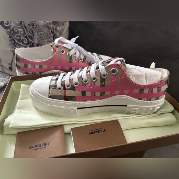 BRAND NEW BURBERRY SHOES - Picture 5 of 5